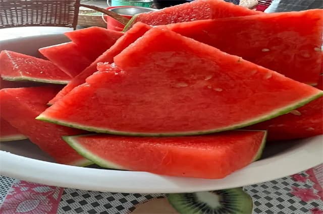 吃瓜qq免费版教你5分钟看懂某男星塌房全过程，瓜比剧本还精彩！